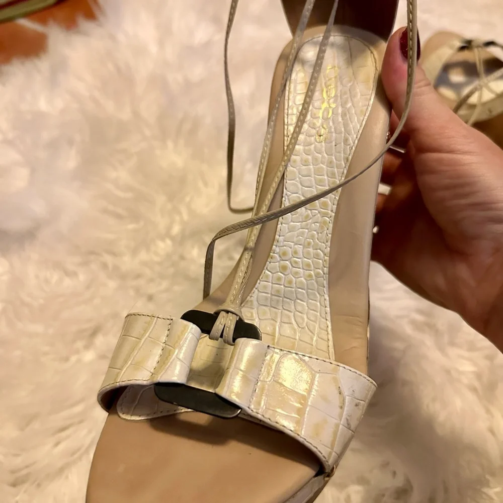 Bebe Heidi style/off white color worn once size 8 - Picture 5 of 12